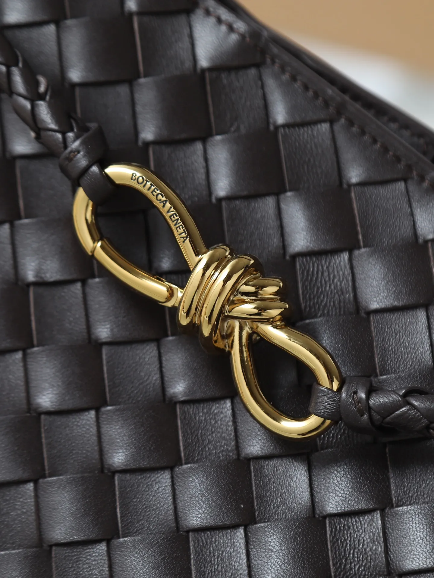 1550. Andiamo is shipping‼ ️Really popular🔥The new Andiamo woven handbag launched by Bottega Veneta this season is really popular all over the world! ! Celebrities at home and abroad have worn it, and Oscar-winning actress Michelle Yeoh has taken it out on the street. Song Jia, Trai Yala, Yu Feihong, Sanji Ayaka, Rosie Hunting-Whiteley, Yoshioka Riho, etc. have all worn this bag. It is classic and versatile and shows off your temperament, and the bag capacity is also large, which is very convenient for daily commuting! ! A variety of carrying methods, the shoulder straps can be adjusted by yourself, the original lambskin feels soft and delicate, and the unisex style breaks gender boundaries and brings a more practical and longer-lasting use experience. Andiamo, which has both elegant and casual styles, perfectly interprets the true appearance of "fashionable old money style". Style number: 766016 Size: 32*24*12